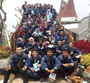 Mahasiswa Ekonomi Pembangunan UNAIR usai melakukan kuliah lapangan koperasi. (Foto: Istimewa)