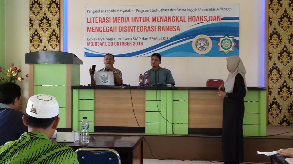 Sesi tanya jawab dengan narasumber lokakarya literasi, Listiyono (kiri) dan Imam Gem (kanan), dipandu Nurul Fitri Hapsari. (Foto: Istimewa)
