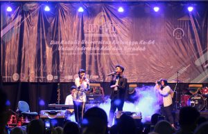 PENAMPILAN Guest Star malam puncak Dies Nalatis Ke-64 UNAIR Ghea Indrawari. (Foto: Ragas)