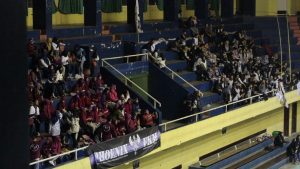 Tim pendukung dari dua Fakultas atau Program Studi yang berbeda saat memberikan dukungan tim yang bertanding. (Foto: Ragas Bastian)