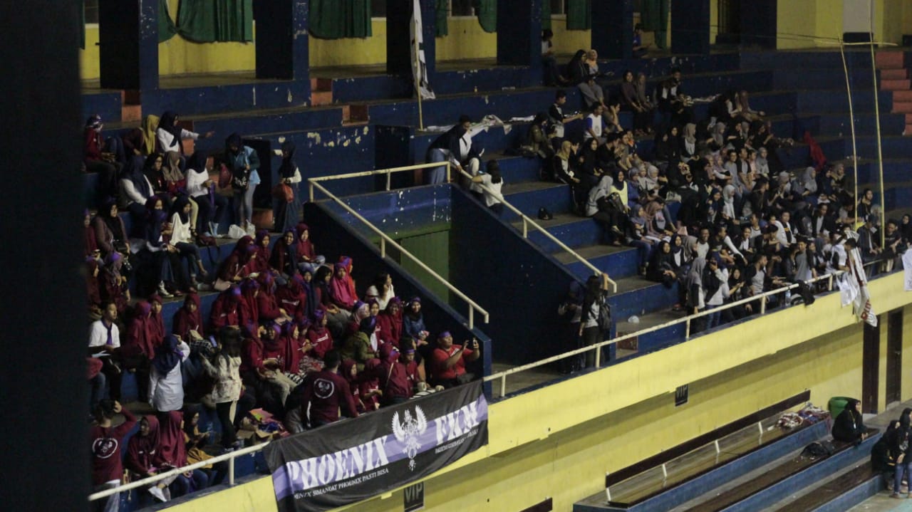 Tim pendukung dari dua Fakultas atau Program Studi yang berbeda saat memberikan dukungan tim yang bertanding. (Foto: Ragas Bastian)