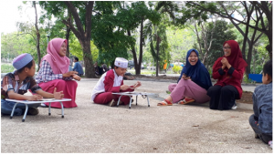 Suasana kegiatan Lomba Cerita dengan tim Bidikmisi Mengaji di area Kampus C UNAIR. (Foto: Istimewa)