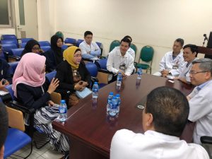 Prof. Dr. Retna Apsari, M. Si., selaku Wakil Dekan 1 Fakultas Vokasi (tengah) bersama tim Bach Mai Hospital Hanoi Vietnam saat diskusi. (Foto: Istimewa)