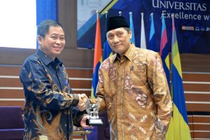 DARI kiri, Menteri Energi dan Sumber Daya Mineral (ESDM) Ignasius Jonan dan Ketua Senat Akademik UNAIR Prof. Dr. Joewono Soeroso, dr., Sp.PD-KR.,FINASIM., dalam Seminar Nasional bertema ”Kampus dan Recolusi Industri 4.0”. (Foto: Feri Fenoria)