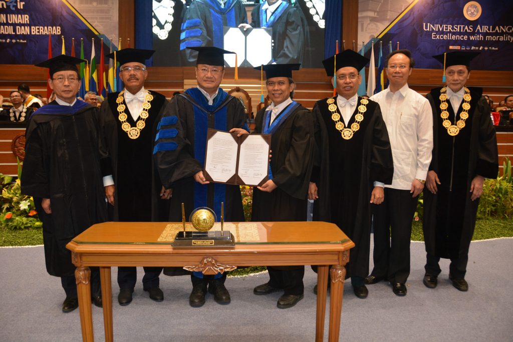 PENANDTANGANAN MoU dengan mitra luar negeri melalui Ketua LPI (Lembaga Penelitian dan Inovasi) UNAIR dalam Sidang Terbuka Universitas sebagai peringatan Dies Natalis Ke-64 UNAIR. (Foto: Bambang Bes)