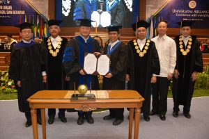 PENANDTANGANAN MoU dengan mitra luar negeri melalui Ketua LPI (Lembaga Penelitian dan Inovasi) UNAIR dalam Sidang Terbuka Universitas sebagai peringatan Dies Natalis Ke-64 UNAIR. (Foto: Bambang Bes)