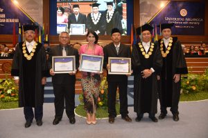 DARI kiri, Ketua MWA UNAIR Prof. Hatta Ali; Ketua KPU Arief Budiman S.S., S.IP., MBA.; Lusia Efriani Kiroyan, S.S.; Prigi Arisandi, S.Si., M.Si.; Rektor UNAIR Prof. Dr. Mohammad Nasih, SE., Mt., Ak., CMA; KETUA Senat Akademik UNAIR Prof. Joewono Soeroso. (Foto: Bambang Bes)