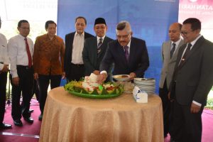Ketua MWA UNAIR Hatta Ali disaksikan Rektor UNAIR Prof. Nasih saat pemotongan tumpeng. (Foto: Istimewa)