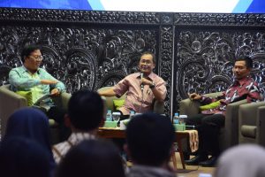 DARI kiri, Prof. Dr. Drs. Ida Bagus Putera Manuaba M.Hum.; Drs. Aribowo, M.S.; Prof. Drs. Kacung Marijan, M.A., Ph.D, saat diskusi bertema ”Masa Depan Politik Indonesia”dalam Gelar Inovasi Guru Besar di Aula Amerta, Lantai 4, Kantor Manajemen UNAIR, pada Kamis (15/11). (Foto: Feri Fenoria)