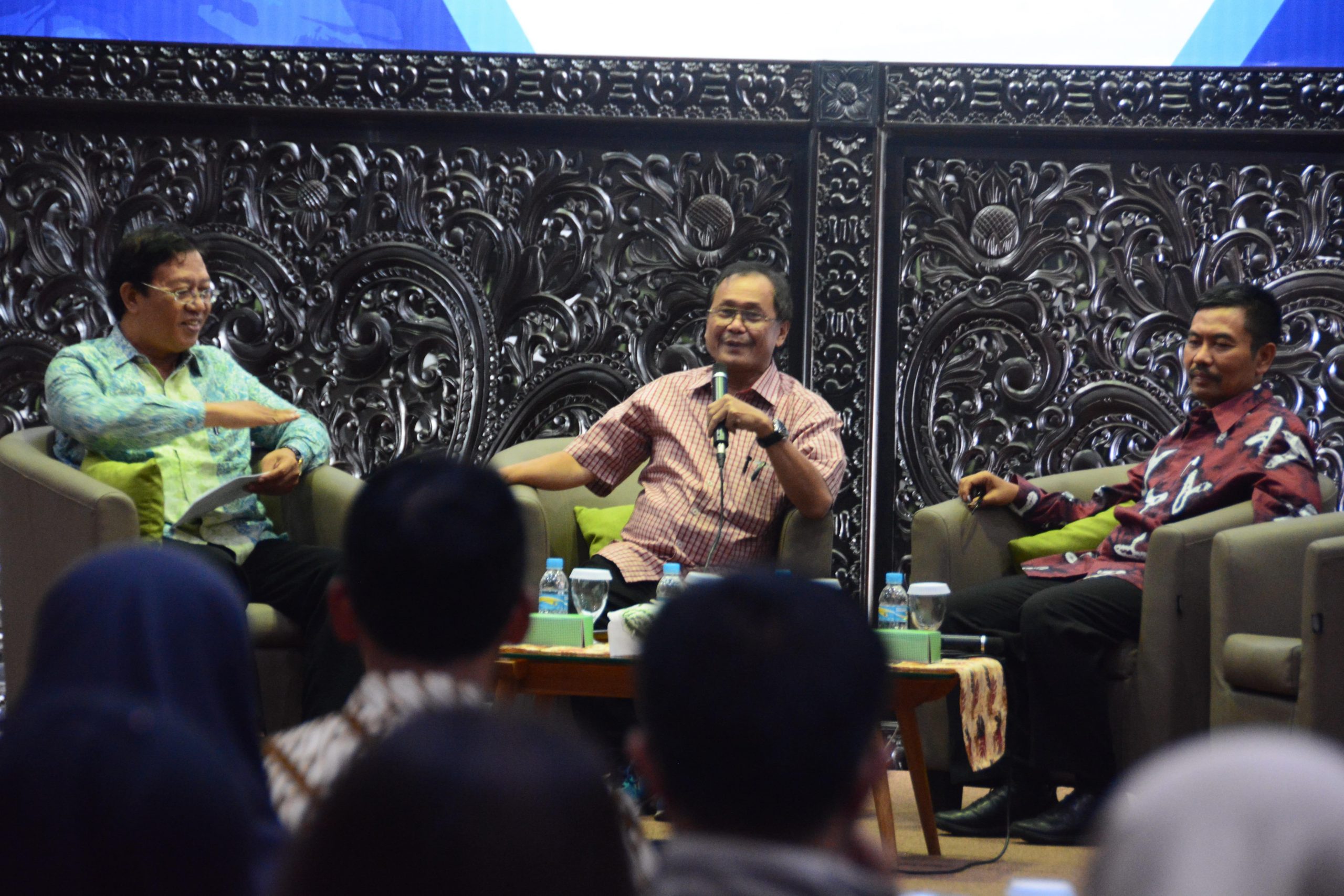 DARI kiri, Prof. Dr. Drs. Ida Bagus Putera Manuaba M.Hum.; Drs. Aribowo, M.S.; Prof. Drs. Kacung Marijan, M.A., Ph.D, saat diskusi bertema ”Masa Depan Politik Indonesia”dalam Gelar Inovasi Guru Besar di Aula Amerta, Lantai 4, Kantor Manajemen UNAIR, pada Kamis (15/11). (Foto: Feri Fenoria)