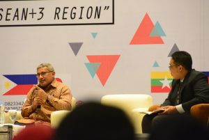 DARI kiri, Waka (Wakil Komandan) Densus (Detasemen Khusus) Polri (Kepolisian Republik Indonesia) Brigjen Pol Martinus Hukom, S.IK., M.Si., dan moderator Agastya Wardhana dalam Seminar Internasional bertajuk Airlangga Asean+3 Youth Conference and Cultural Programme (AAYCCP) 2018 pada Rabu (21/11) di Airlangga Convention Center (ACC). (Foto: Feri Fenoria)