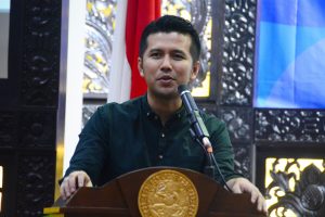 EMIL Dardak saat menyampaikan keynote speech dalam event Millenials Peace Festival di Aula Amerta, Lantai 4, Kantor Manajemen Kampus C Univeritas Airlangga. (Foto: Feri Fenoria Rifa’i)