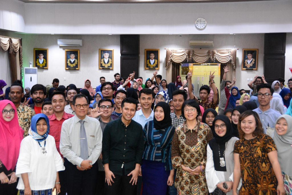 WAKIL Rektor I UNAIR Prof. Djoko Santoso, dr., Sp.PD-KGH., Ph.D., FINASIM., dan Emil Dardak dalam pembukaan Millenials Peace Festival pada Jum’at (23/11) di Aula Amerta, Lantai 4, Kantor Manajemen Kampus C UNAIR. (Foto: Feri Fenoria)