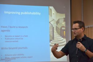 Dr. Sascha ketika memberikan kuliah kepada mahasiswa pasca sarjana program studi ilmu forensik. (Foto: Galuh Mega Kurnia)