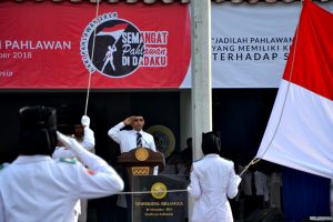 REKTOR UNAIR Prof. Dr. Muhammad Nasih, SE., MT., Ak., CMA., dalam Upacara Peringatan Hari Pahlawan 10 November di depan Kantor Manajemen UNAIR yang diikuti sivitas akademika pada Sabtu (10/11). (Foto: Feri Fenoria)