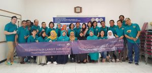 Sesi foto panitia Pengabdian Masyarakat Alumni Kedokteran Umum UNAIR tahun 1992 (10/11).(Foto: Istimewa)