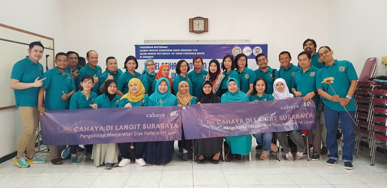 Sesi foto panitia Pengabdian Masyarakat Alumni Kedokteran Umum UNAIR tahun 1992 (10/11).(Foto: Istimewa)