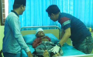 Salah satu anak ketika dikhitan pada perayaan Hari Kesehatan Nasional yang diadakan oleh Badan Eksekutif Mahasiswa Fakultas Keperawatan. (Foto: istimewa)