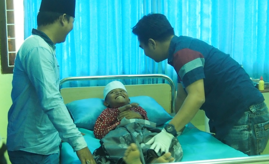 Salah satu anak ketika dikhitan pada perayaan Hari Kesehatan Nasional yang diadakan oleh Badan Eksekutif Mahasiswa Fakultas Keperawatan. (Foto: istimewa)