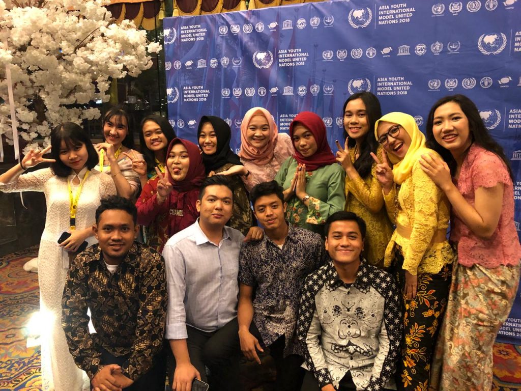 2. SEJUMLAH delegasi AYIMUN 2018 Universitas Airlangga ketika selesai mengikuti Cultural Night. (Foto: Istimewa)