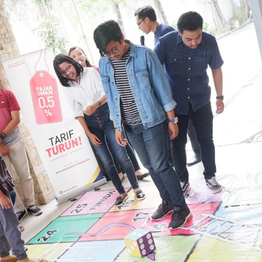 Keseruan Game Simulasi Sadar Perpajakan dalam Tax Goes To Campus di Pelataran Tax Center yang bertempat di Fakultas Vokasi Universitas Airlangga. (Foto: Istimewa)