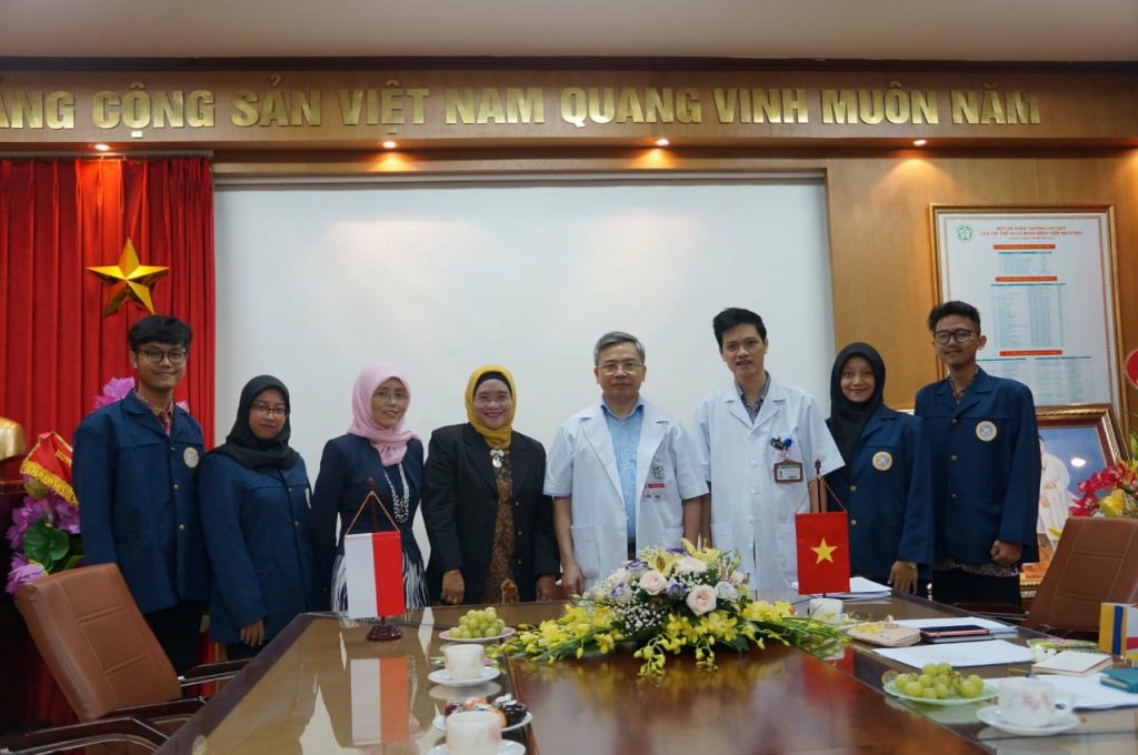 Prof. Retna Apasari Wakil Dekan I Fakultas Vokasi UNAIR (tengah) bersama mahasiswa magang saat di lokasi. (Foto: Istimewa)