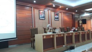 RONNIE Hatley menjelaskan materi kuliah tamu di Ruang Adi Sukadana, (28/11) kemarin. (Foto: Fadhila Inaz Pratiwi)