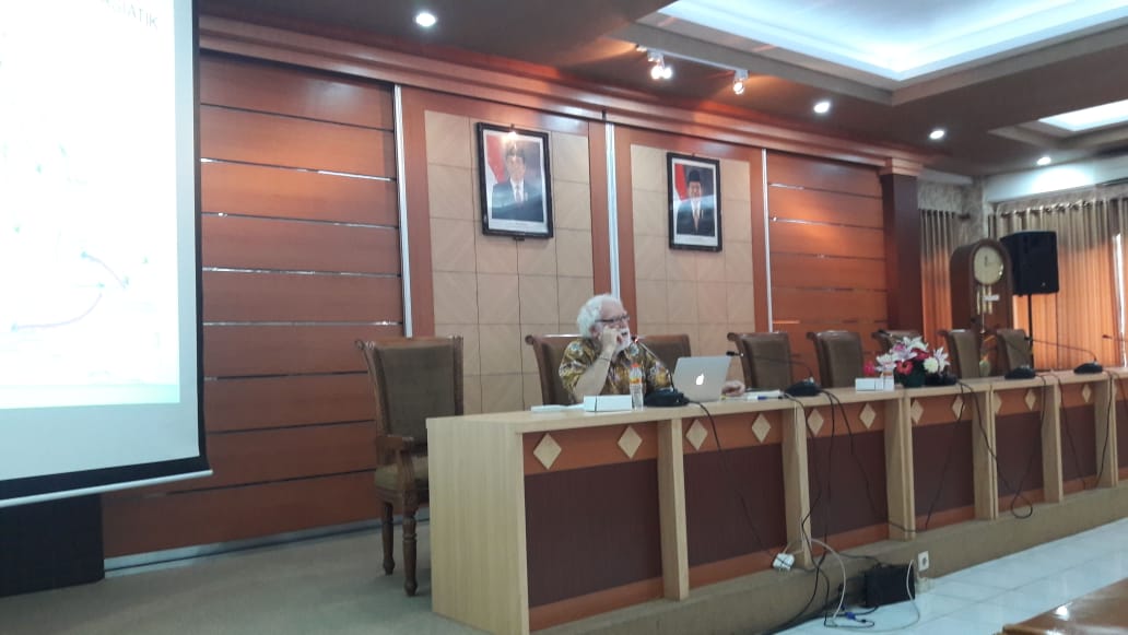 RONNIE Hatley menjelaskan materi kuliah tamu di Ruang Adi Sukadana, (28/11) kemarin. (Foto: Fadhila Inaz Pratiwi)