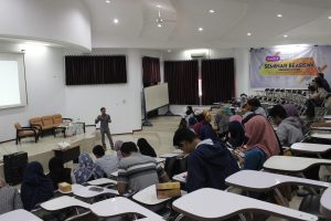 MUCHAMMAD Sholakhuddin Al Fajri, S.S., M.A., saat menyampaikan Workshop Tips Wawancara di acara PUSKESMAS, Seminar Beasiswa di FST, UNAIR. (Foto: Istimewa)