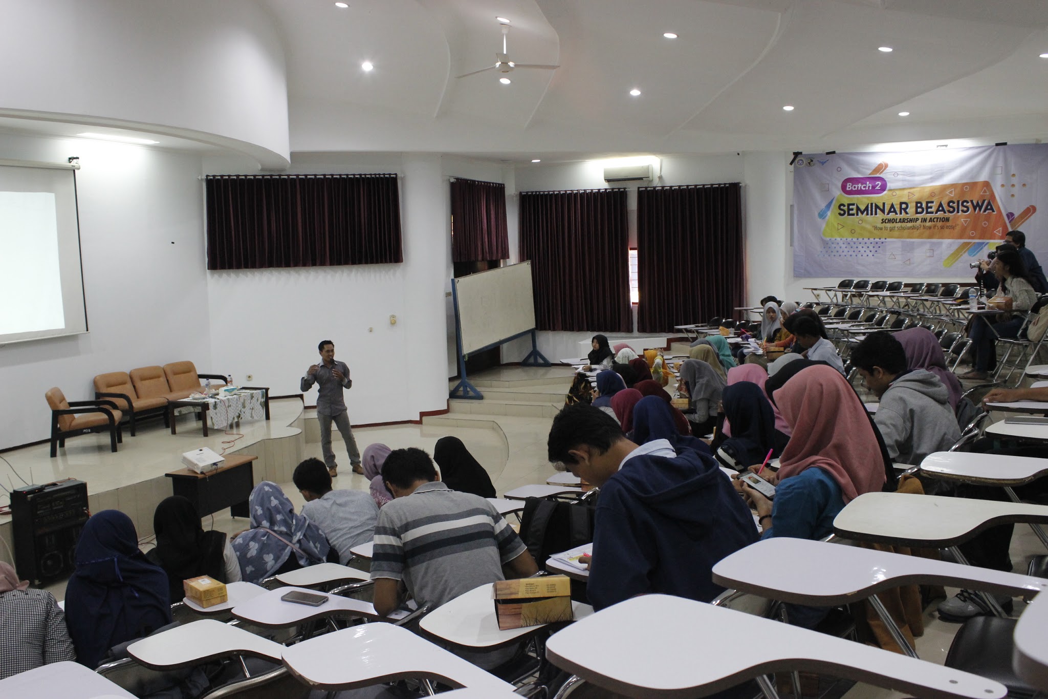 MUCHAMMAD Sholakhuddin Al Fajri, S.S., M.A., saat menyampaikan Workshop Tips Wawancara di acara PUSKESMAS, Seminar Beasiswa di FST, UNAIR. (Foto: Istimewa)