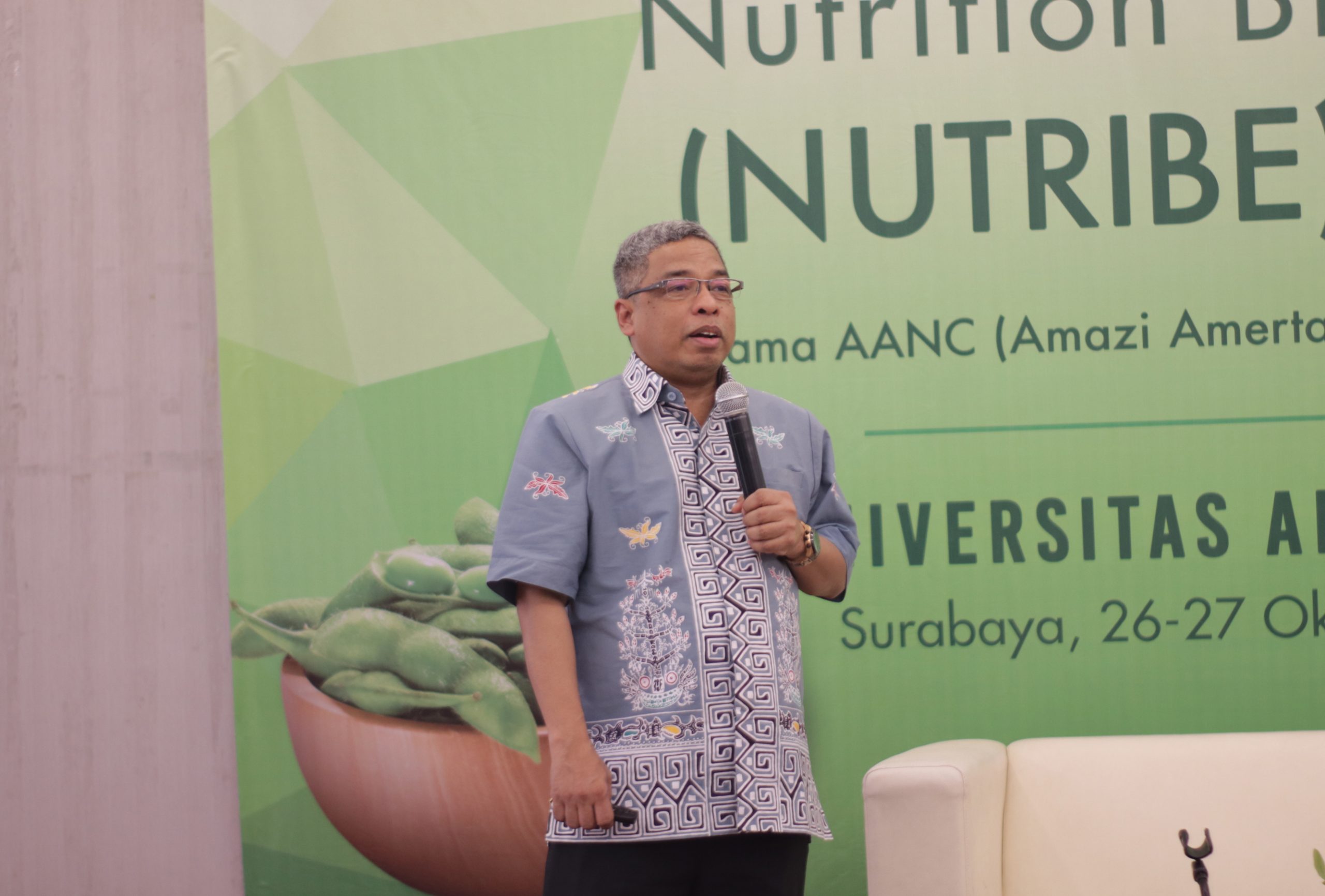 SALAH seorang pembicara, yaitu Ir. Doddy Izwardy, MA selaku direktur Gizi Masyarakat Kementerian Kesehatan Republik Indonesia saat mengisi seminar nasional bertajuk “The Best Nutrition to Prevent Stunting” pada (1/11) di Gedung AMEC FK UNAIR. (Foto: Istimewa)