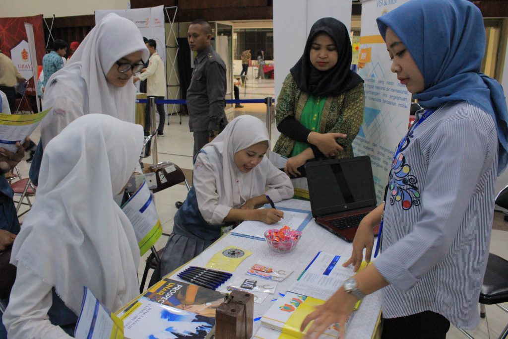 SEJUMLAH siswa SMA mengulas informasi pendidikan Universitas Airlangga dalam ”SMAMDA EDUFAIR 2018” di Gedung Wanita ”Candra Kirana” pada Rabu (14/11). (Foto: Andi Pramono)