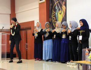 ANJI ketika bernyanyi bersama LO kegiatan. (Foto: Istimewa)