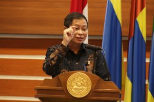 Ignasius Jonan Menteri ESDM RI yang juga alumni UNAIR saat memberikan orasi di Seminar Nasinal Kampus dan Revolusi Industri 4.0. (Foto: Agus Irwanto)