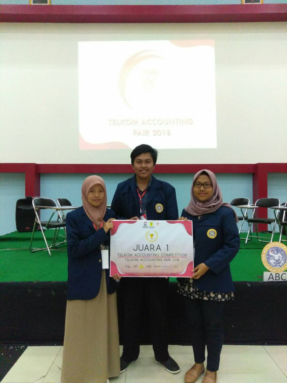 Sesi foto dalam penyerahan penghargaan untuk delegasi UNAIR, 8-11 Novermber 2018. (Foto : Istimewa)