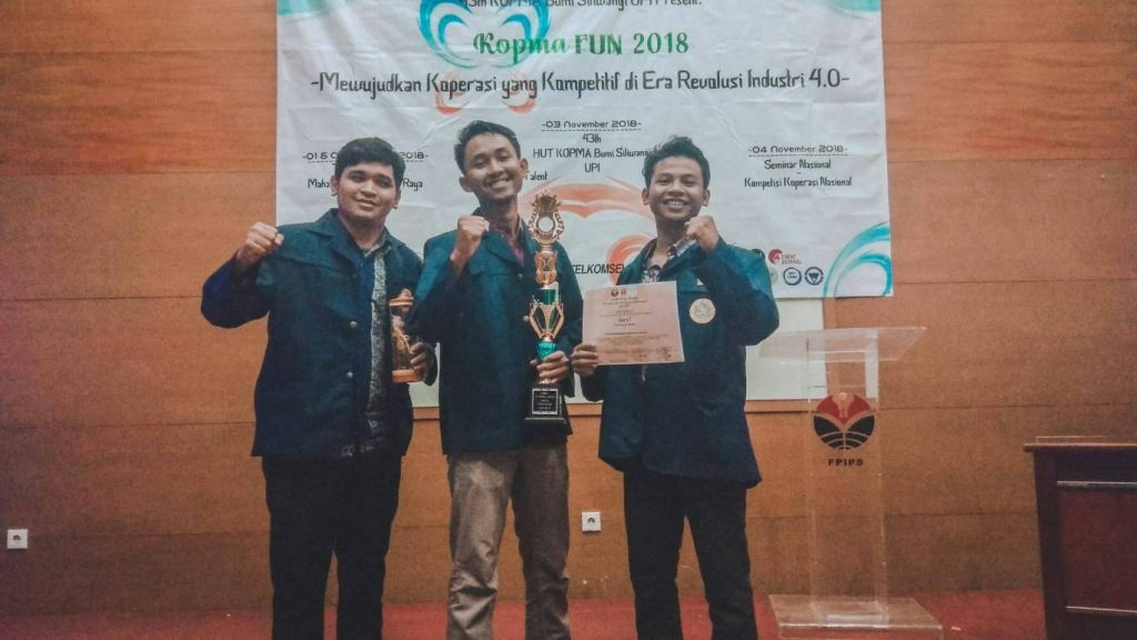 Aldi Pratama Sembiring (kiri), Hasbi Ash Shidiq (Tengah) dan Syekha Maulana Ilyas (Kanan) saat menerima awarding Juara 1 dalam Kopetisi Koperasi Mahasiswa Nasional yang diselenggarakan di Universitas Pendidikan Indonesia, Bandung (4/11). (Foto: Istimewa)