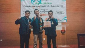 Aldi Pratama Sembiring (kiri), Hasbi Ash Shidiq (Tengah) dan Syekha Maulana Ilyas (Kanan) saat menerima awarding Juara 1 dalam Kopetisi Koperasi Mahasiswa Nasional yang diselenggarakan di Universitas Pendidikan Indonesia, Bandung (4/11). (Foto: Istimewa)