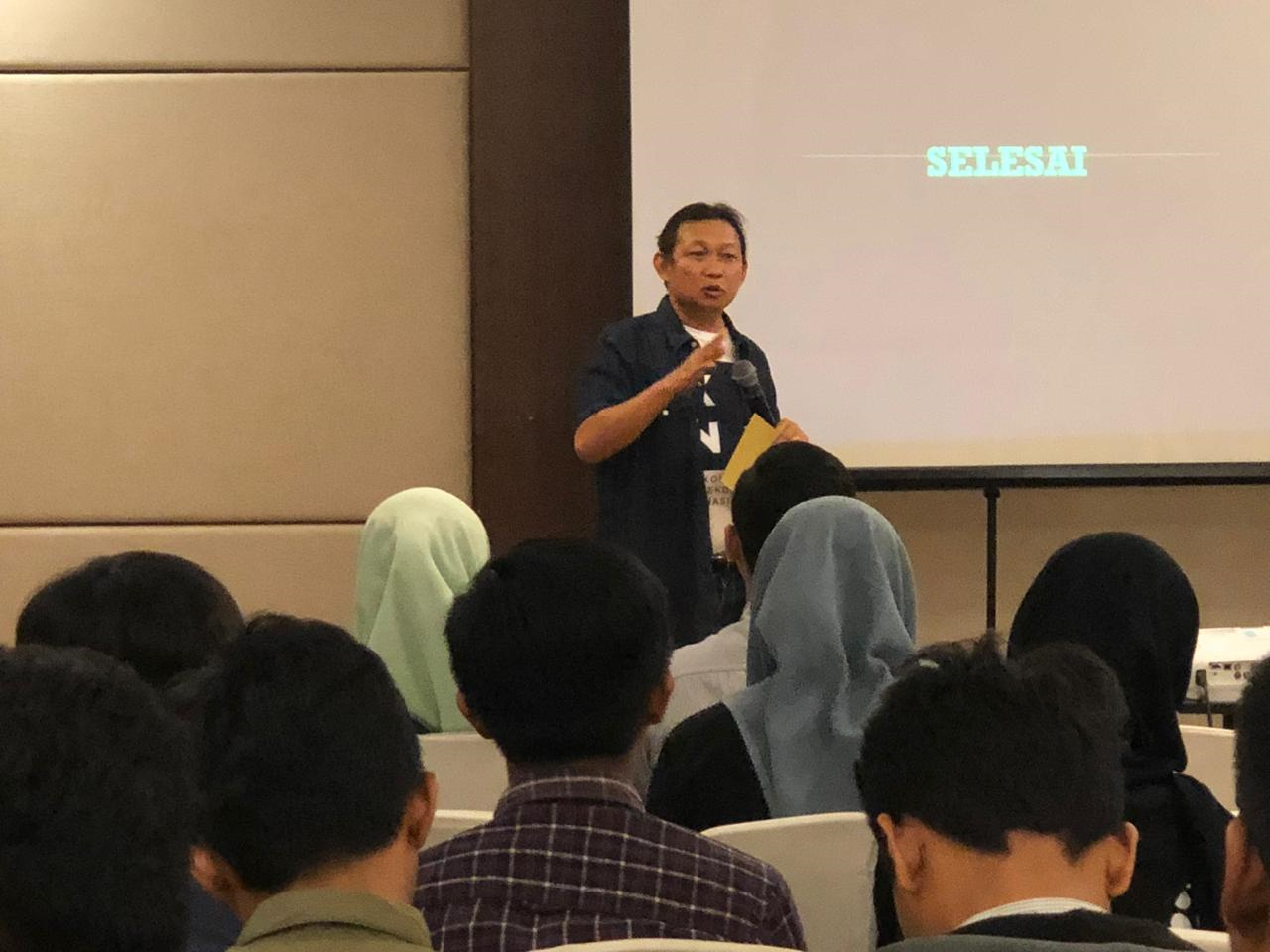 Luki Pimpinan Redaksi Beritajatim.com saat memberikan materi kepada mahasiswa. (Foto: Istimewa)