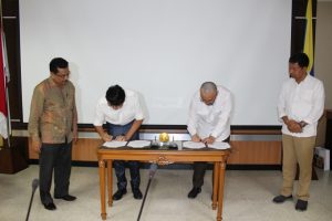 Didampingi Dekan FISIP UNAIR, Warek III UNAIR Prof. Amin menandatangai MoU dengan Dr. Siswo dari BPPK Kemlu RI. (Foto: Nuri Hermawan)