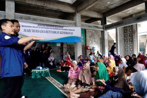Kegiatan Pengmas yang dilakukan mahasiswa Magister Keperawatan UNAIR. (Foto: Dok. Panitia)