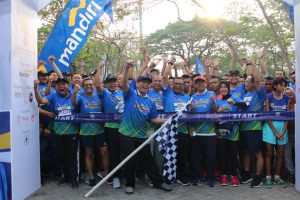 Rektor UNAIR Prof. Nasih bersama jajaran pimpinan UNAIR sesaat sebelum melepas peserta Airlangga Run. (Foto: Nuri Hermawan)
