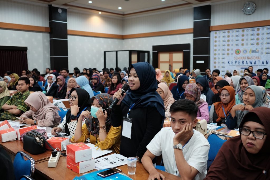 SESI tanya jawab oleh salah seorang peserta seminar. (Foto: Ruli Maulana)