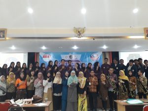 Sesi Foto bersama Delegasi Program Office Management Universiti Teknologi MARA (UiTM) Cawangan Kedah Malaysia dan D3 Administrasi Perkantoran UNAIR di Airlangga Hall Fakultas Vokasi. (Foto: Istimewa)