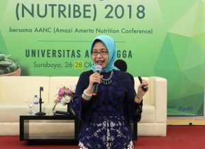 Dr. Sri Sumarmi, SKM., M. Si, peneliti sekaligus dosen Gizi UNAIR saat memberikan paparan dalam seminar Kamis (1/11). (Foto: Istimewa)