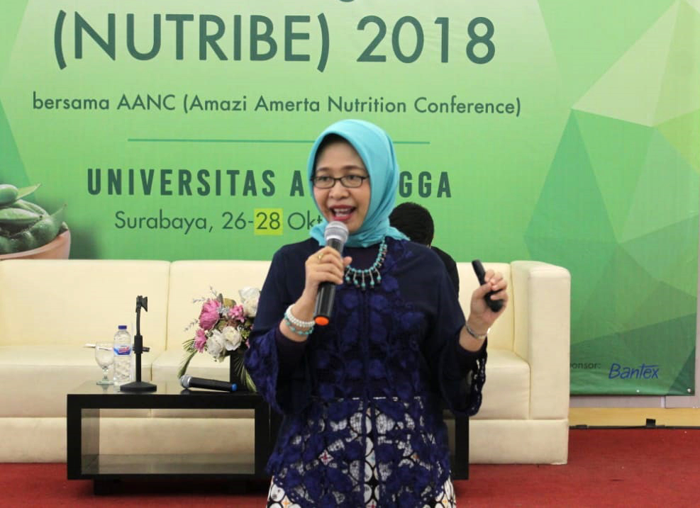 Dr. Sri Sumarmi, SKM., M. Si, peneliti sekaligus dosen Gizi UNAIR saat memberikan paparan dalam seminar Kamis (1/11). (Foto: Istimewa)