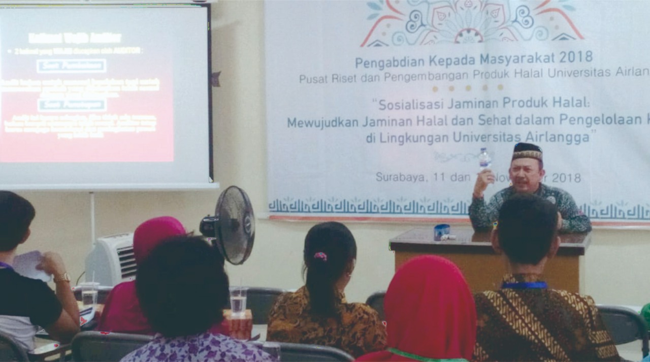 KETUA Halal Center Dr. H. Mustofa Helmi Effendi, DTAPH., drh., saat memberikan materi dalam pengabdian masyarakat bertajuk Sosialisasi Kantin Halal dan Sehat di Lingkungan UNAIR di Aula Masjid Nuruzzaman, Kampus B, pada Minggu (11/11). (Foto: Istimewa)