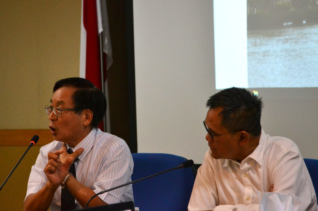 DARI kiri, Prof. Yinghuei, Chen bersama dengan Wakil Rektor I UNAIR Prof. Dr. Djoko Santoso., Ph.D, K-GH., FINASIM., saat rapat di Ruang Sidang Pleno, Lantai 3, Kantor Manajemen UNAIR. (Foto: Galuh Mega Kurnia)