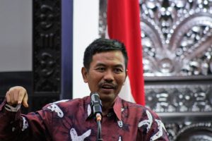 Prof Kacung Marijan dalam acara gelar inovasi guru besar yang berlangsung pada Kamis (15/11), di Aula AMERTA Kantor Manajemen Kampus C UNAIR. (Foto: Agus Irwanto)