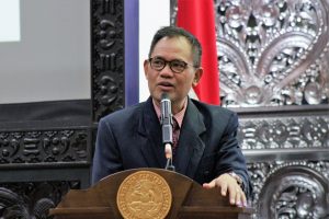 Prof. Djoko Santoso dr., Ph.D., Sp.PD.K-GH.FINASIM., saat memberikan paparan dalam Gelar Inovasi Guru Besar pada Kamis (13/11) di Aula Amerta, Lantai 4, Kantor Manajemen UNAIR. (Foto: Agus Irwanto)