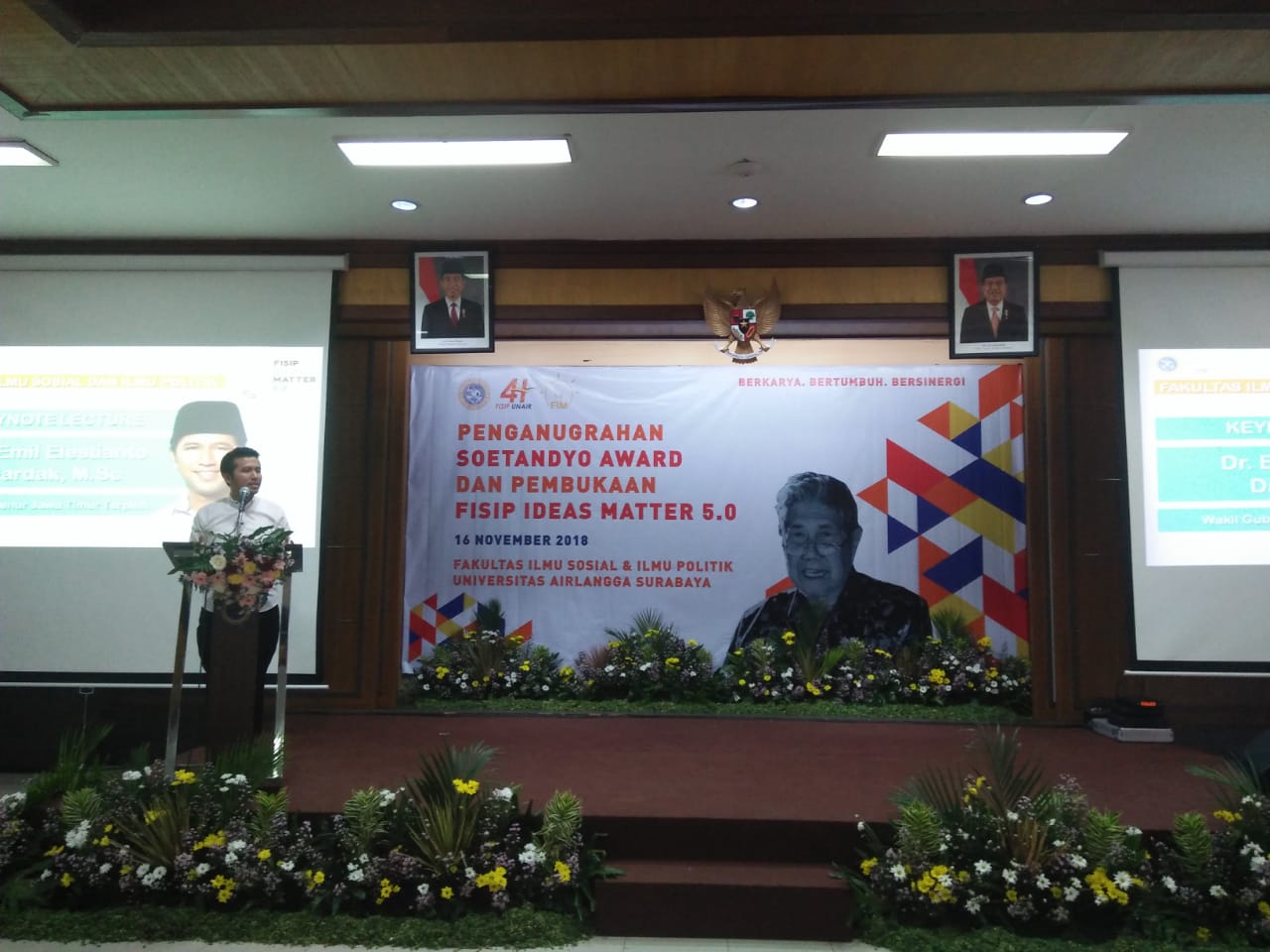 Dr. Emil Elestianto Dardak, M.Sc saat memamparkan materi Jum’at (16/11). (Foto: Rolista Dwi Oktavia)